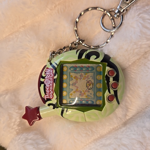 Tamagotchi Connection v4.5 English Green Tribal USA Shell 2007 - Picture 1 of 10